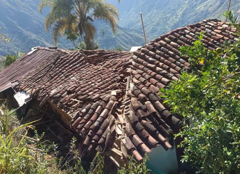 Aspecto de una vivienda en Abejorral, que sufrió un colapso parcial de su techo. FOTO: Cortesía