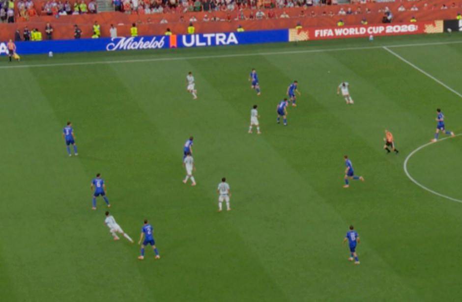 Esta es la acción en la que Cristiano Ronaldo parte en el medio de los centrales de Croacia, pero su gol fue anulado, por presunto fuera de lugar. FOTO PANTALLAZO