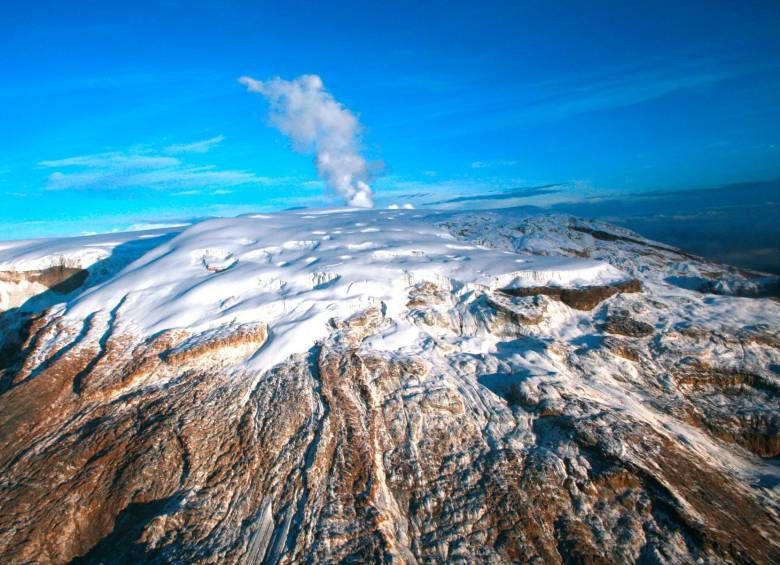 Este jueves la columna de gases y ceniza alcanzó los 1.200 metros de altura. FOTO: CORTESÍA SERVICIO GEOLÓGICO COLOMBIANO