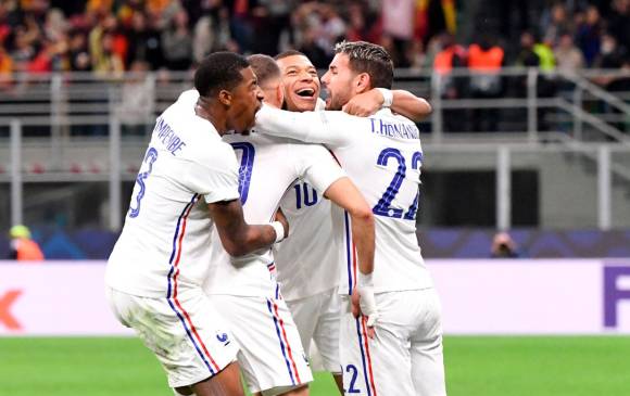 Francia celebra el tanto de Kylian Mbappé que le dio la victoria ante España y el título de la Liga de Naciones UEFA. FOTO TOMADA @EURO2024