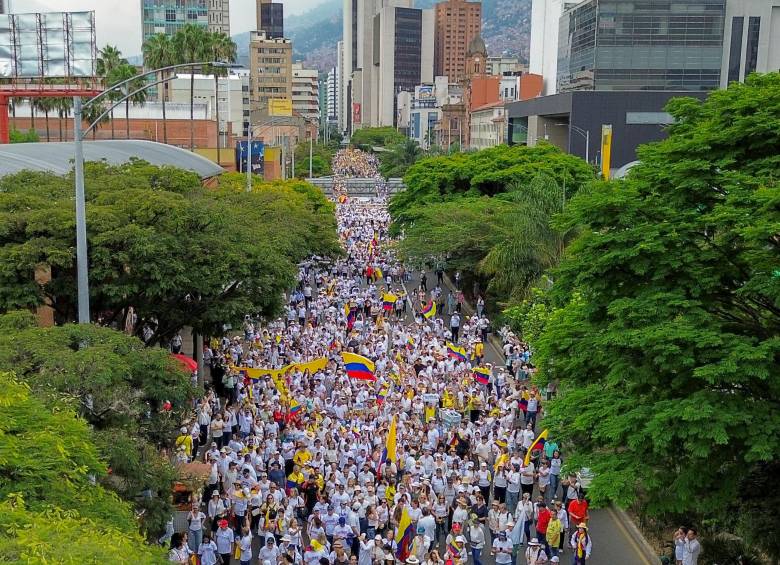 En una jornada marcada por un fuerte sentimiento de respaldo político, el centro de Medellín fue escenario de una masiva marcha de apoyo al expresidente Álvaro Uribe Vélez. Foto: Camilo Suárez Echeverry