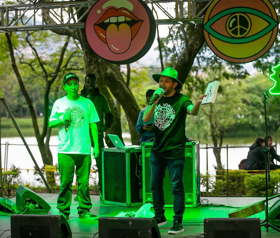 En el duelo ambos artistas defienden el género que los representa. Al final el que es el público. Foto: Esneyder Gutiérrez