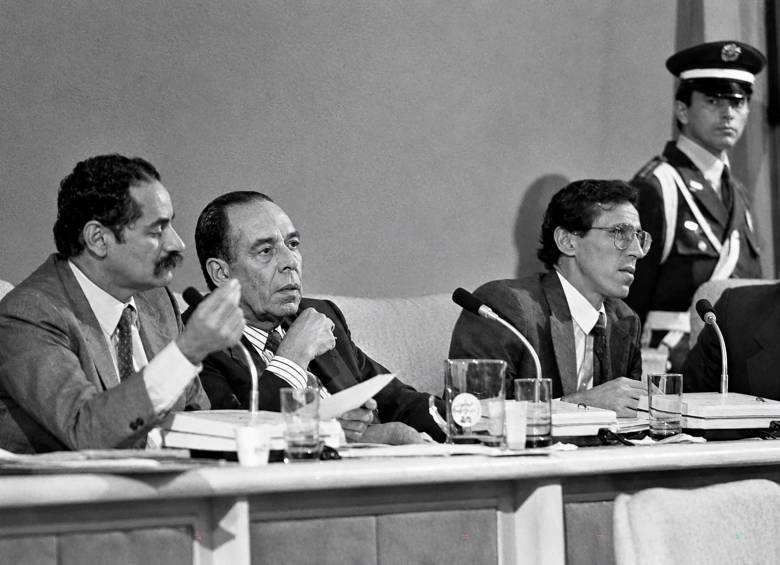 De izquierda a derecha: Horacio Serpa, Álvaro Gómez Hurtado y Antonio Navarro Wolff, el día de la firma de la Constitución del 91. FOTO Jaimar