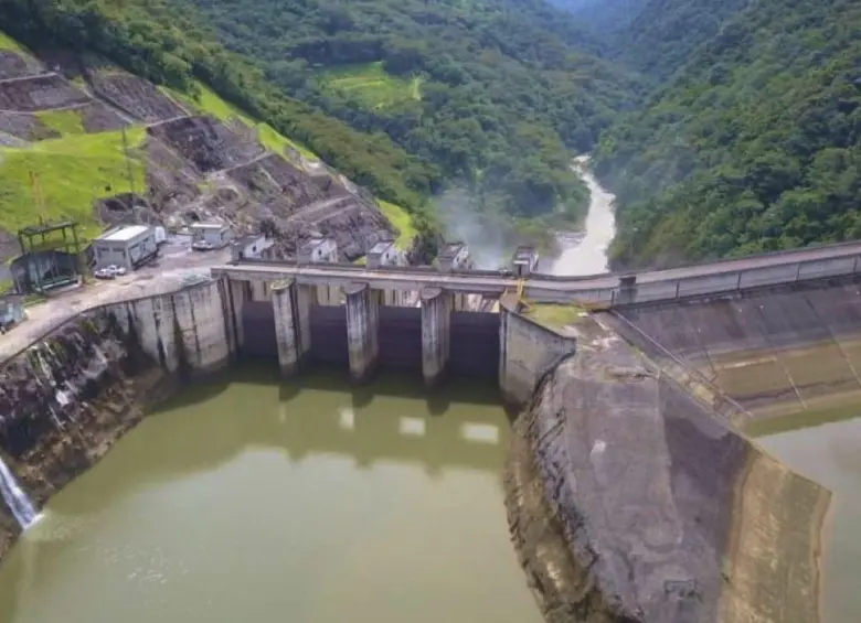 El puesto de Policía de Porce III, en jurisdicción de Guadalupe, Norte de Antioquia, fue atacado con drones cargados con explosivos este viernes 7 de agosto durante la jornada de posesión presidencial. Once uniformados custodian esa infraestructura estratégica de EPM. FOTO cortesía EPM