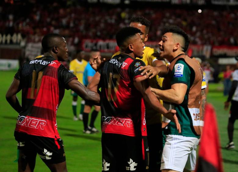 El compromiso entre Cúcuta y Barranquilla, por el Torneo Betplay tuvo una batalla campal que terminó con la expulsión de tres jugadores y el preparador físico de uno de los equipos. FOTO CORTESÍA LA OPINIÓN 