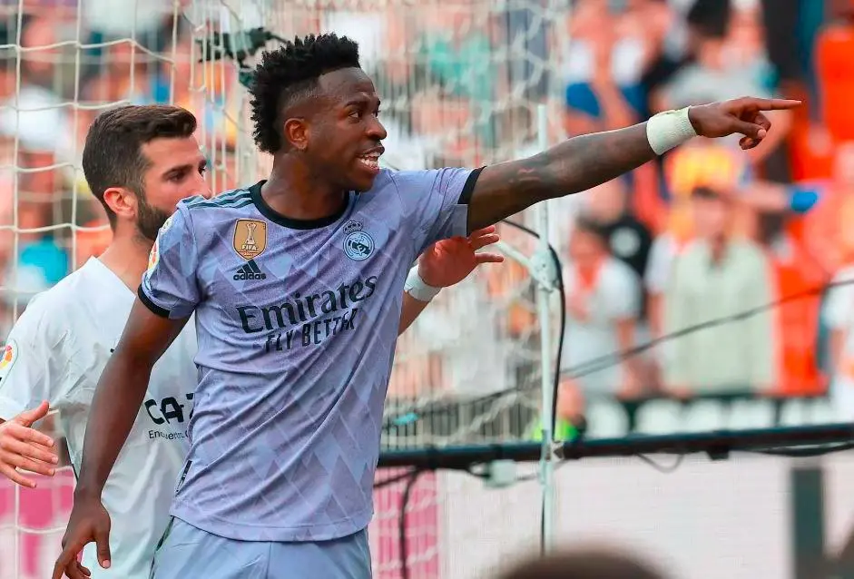 Vinicius señalando a algunos aficionados que hicieron actos racistas en contra de él. FOTO GETTY