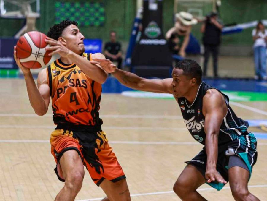El jugador David Ojeda de Paisas (uniforme naranja) es uno de los más destacados de la Liga Profesional de baloncesto. Este sábado Paisas juega en el coliseo de la Universidad de Medellín. FOTO MANUEL SALDARRIAGA