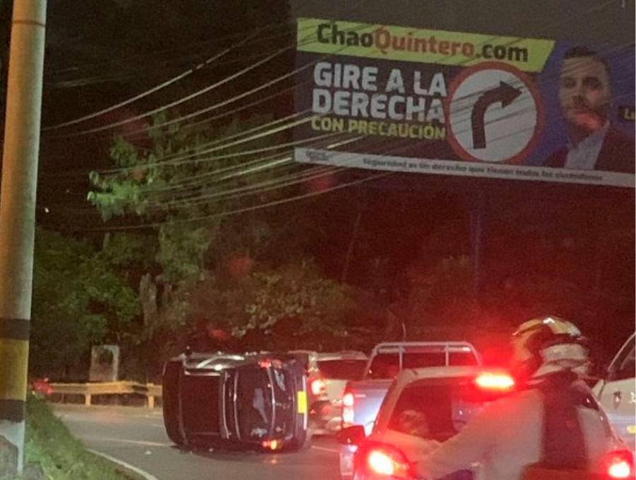 A pocos metros de una curva a la izquierda en la transversal Inferior está la publicidad de Lucas Cañas. En ese sector se produjo un volcamiento. FOTO: CORTESÍA