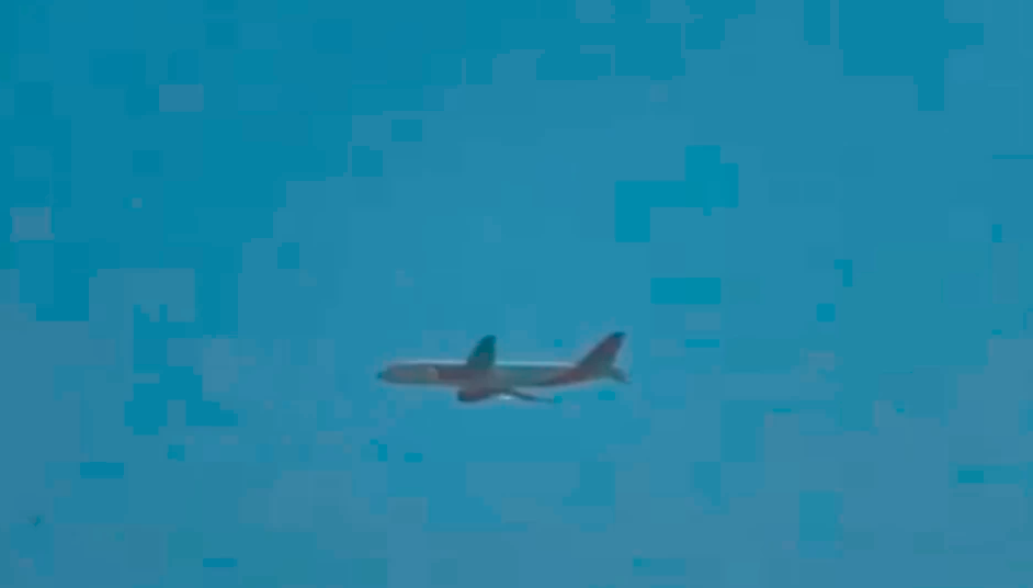 Un avión de Avianca con destino a Medellín tuvo que aterrizar de emergencia en aeropuerto de Barranquilla por falla técnica. Foto: Pantallazo de video compartido en la cuenta de X @TonyJoseC. 