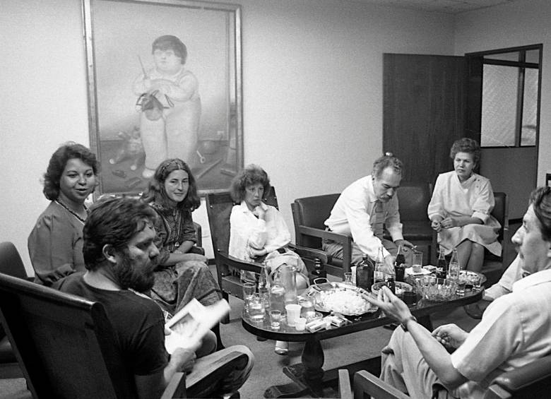 Reunión en la dirección de la Piloto. En los extremos Luis Fernando Peláez y Miguel Escobar. A la izquierda, Gloria Palomino, Tita Maya, Luz Mercedes Cadavid, María José Rodríguez. Manuel, entre todos. Foto Jairo Osorio, del libro iconográfico Manuel revelado.