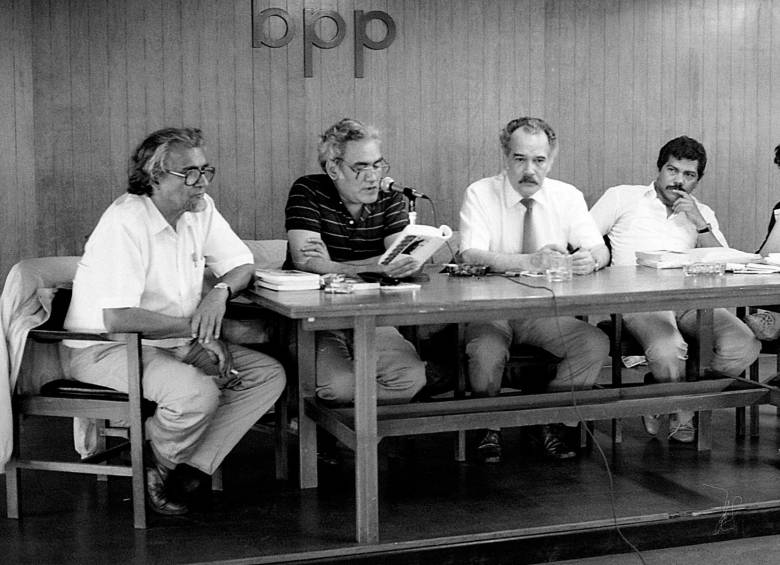 Una foto de Manuel Mejía Vallejo en la Biblioteca Pública Piloto. Foto de Jairo Osorio, del libro iconográfico que pronto publicará sobre el autor, Manuel revelado.
