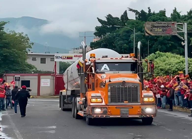 Las primeras cisternas con GLP cruzaron la frontera por el puente internacional Simón Bolívar. FOTO: CORTESÍA