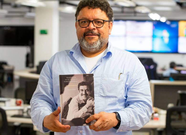 El profesor Gustavo Arango con su libro sobre García Márquez en inglés. Foto: Esneyder Gutiérrez.