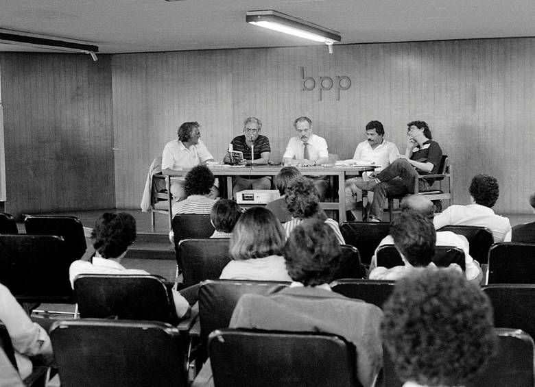 Imagen de reunión del taller de escritores en La Piloto. Foto: Jairo Osorio