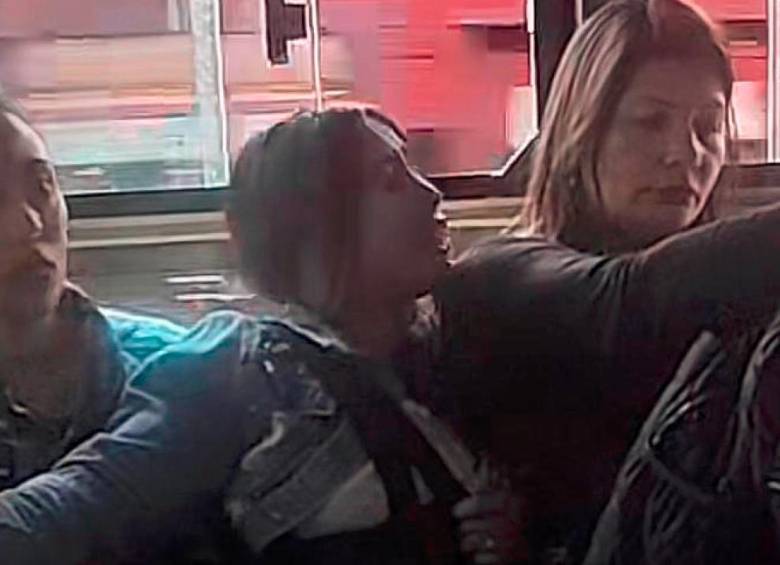 La pelea se dio porque por una mujer terminó sentada encima de otra, luego de una tratara de ocupar primero la silla. Foto: Pantallazo vídeo Tik Tok. 