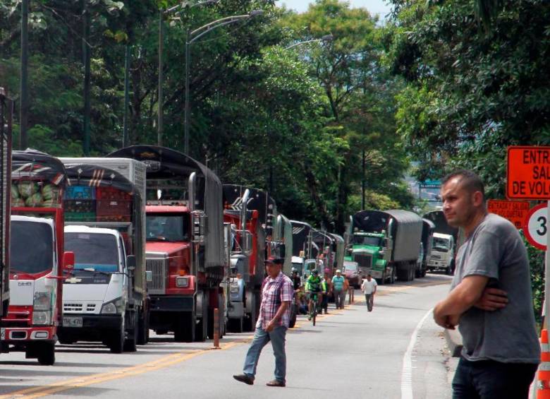 Más de 2.000 vehículos y sus conductores quedaron bloqueados en la vía Bogotá-Villavicencio, pues a los fallos de infraestructura se suman las protestas ciudadanas que dificultan el tráfico. FOTO cortesía