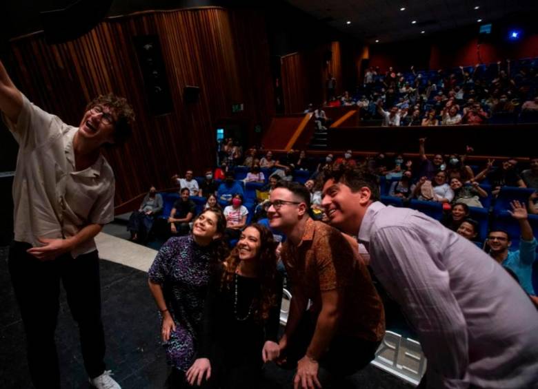 Al fina de la sesión en vivo, los participantes del show de Radio Ambulante se tomaron una selfie con el público de fondo. Foto: Cortesía.
