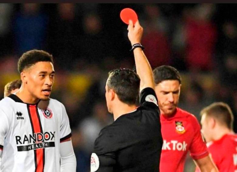 La curiosa tarjeta roja redonda que sacaron en el fútbol de Inglaterra, ¿cuál es su significado?