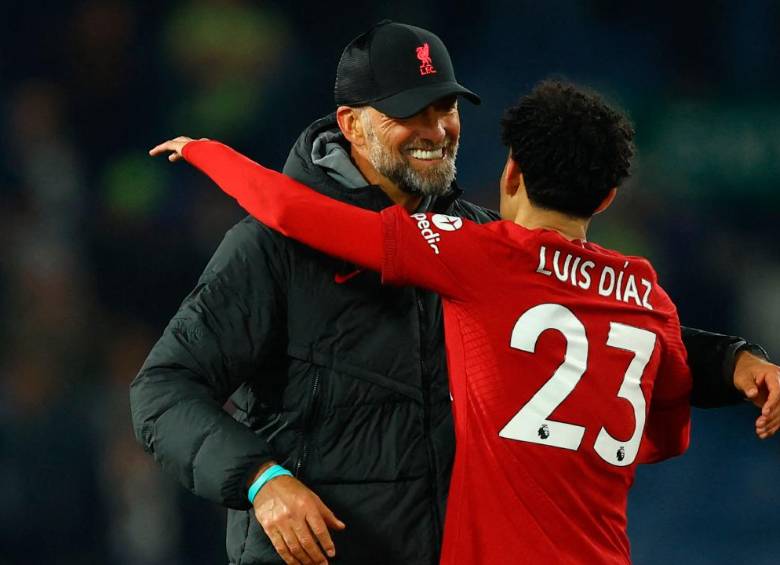 En la imagen aparecen el técnico Jurgen Klopp y Luis Díaz, quienes han tenido una excelente relación en el Liverpool. FOTO AFP