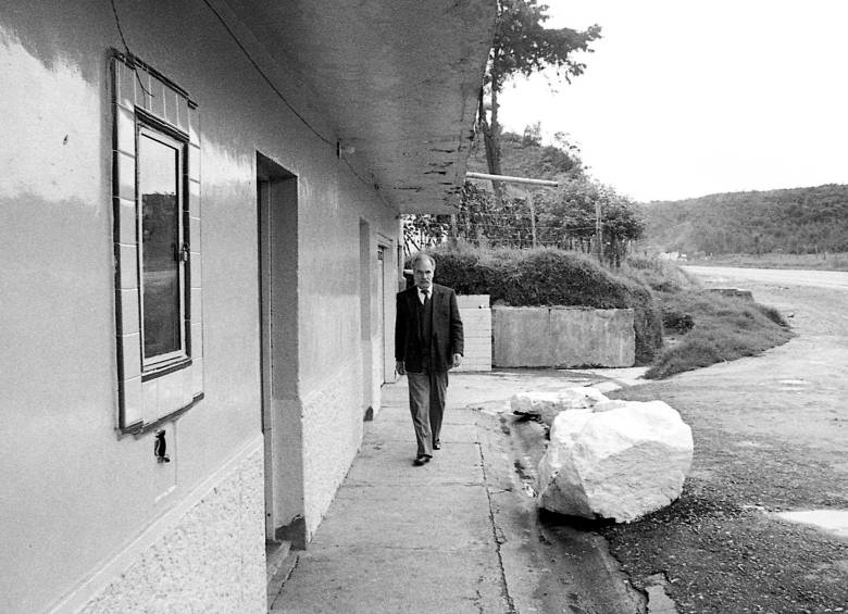 Santa Rosa de Osos, 8:00 de la mañana, camino a Yarumal, misma celebración. Dice Jairo Osorio, el fotógrafo: “Nos pasamos todo abril de 1993 festejándolo”.