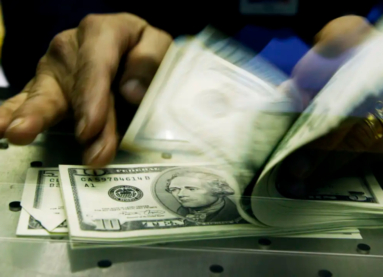 El dólar se desvalorizó ayer $35,5 y la Tasa Representativa del Mercado cerró en $3.706,95. FOTO getty