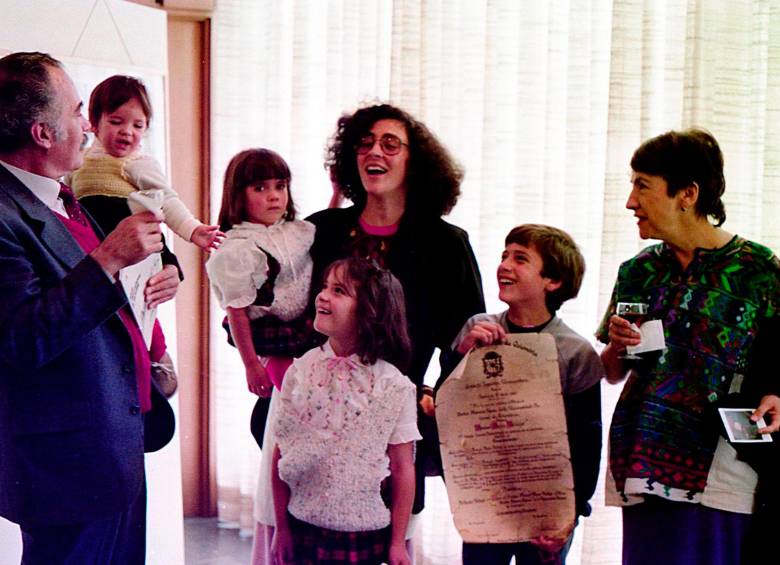 Manuel Mejía con su familia: Valeria, Adelaida, María José, Pablo Mateo y su esposa entonces, Dora Luz, y su suegra, la artista Dora Ramírez. Foto: Jairo Osorio.