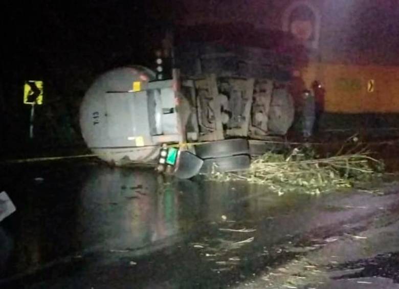El tractocamión perdió los frenos mientras cruzaba por la vía La Línea. FOTO: Tomada de X (antes Twitter) @REPORTEROSLinea