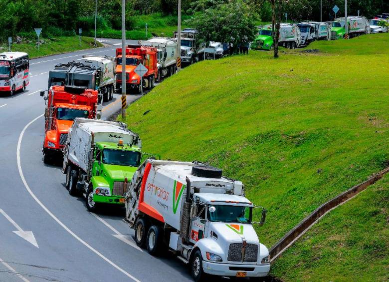 La fila de vehículos ocupaba varias cuadras antes de la reapertura de la vía. Foto: Jaime Pérez. 