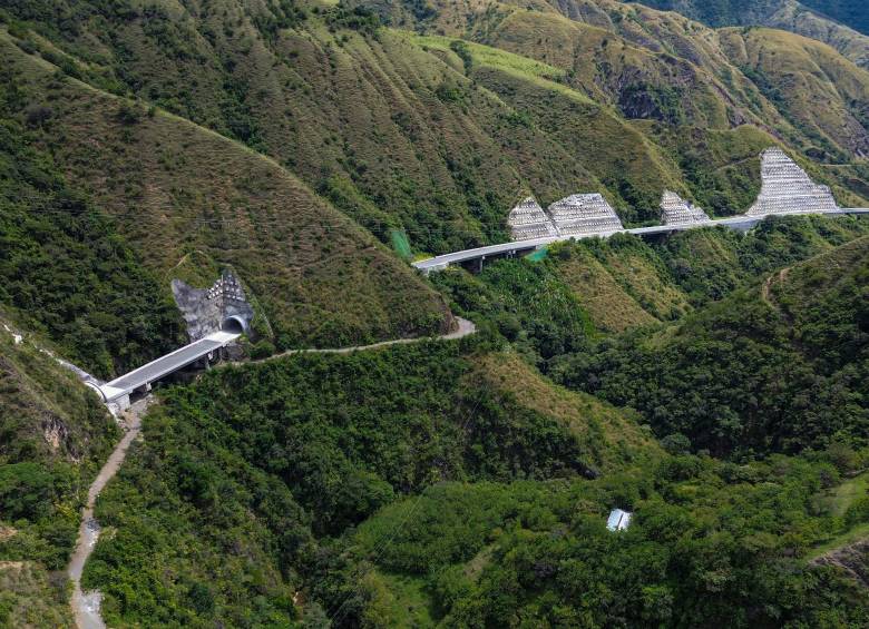 La nueva Vía al Mar, que comprende los tramos 1 y 2 del Toyo, tiene 18 túneles, 30 puentes y 17,7 km de vías a cielo abierto entre Santa Fe de Antioquia y Cañasgordas. FOTO MANUEL SALDARRIAGA