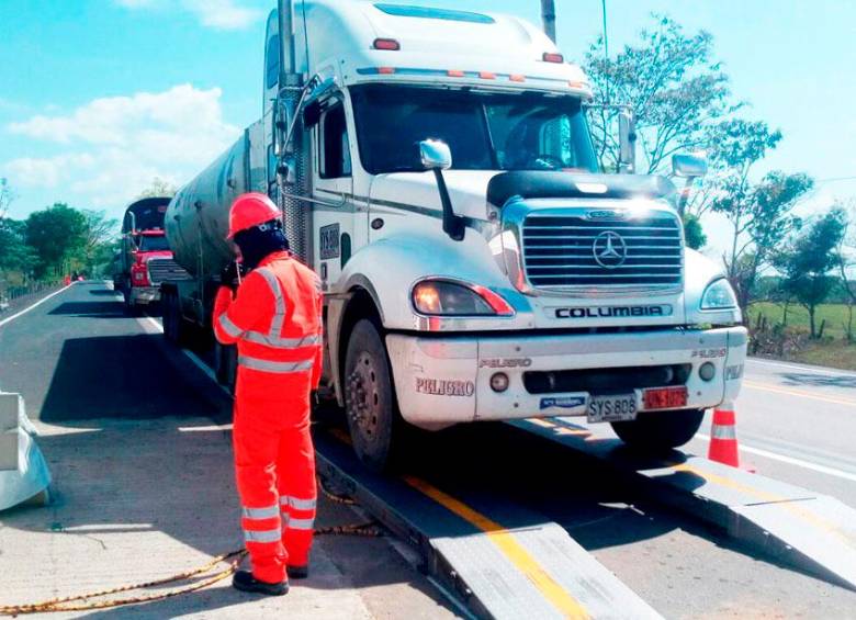 La Supertransporte formuló cargos contra 16 concesionarios viales y contratistas que operan veinticuatro 24 estaciones de pesaje. FOTO COLPRENSA