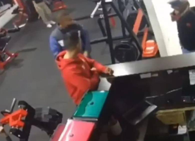 Momento del asalto en el gimnasio de Bogotá: Dos delincuentes intimidan a clientes y empleados mientras despojan sus pertenencias en menos de un minuto. El hecho quedó registrado en cámaras de seguridad. FOTO: captura de pantalla