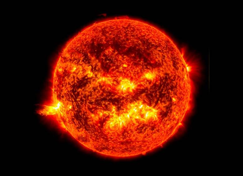 Esta imagen capturada por el Observatorio de Dinámica Solar de la Nasa en 2013 y muestra la luz brillante de una llamarada solar en el lado izquierdo del Sol. FOTO Nasa 