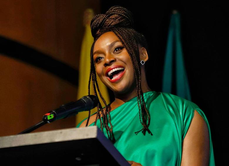 La escritora Chimamanda durante la inauguración de la Feria del Libro de Bogotá. Foto: Colprensa.