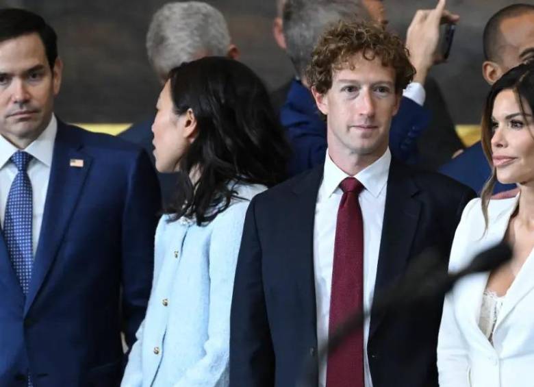 Mark Zuckerberg junto a su esposa Priscilla Chan (izquierda) y Laura Sánchez, prometida de Jeff Bezos. (derecha). FOTO: AFP