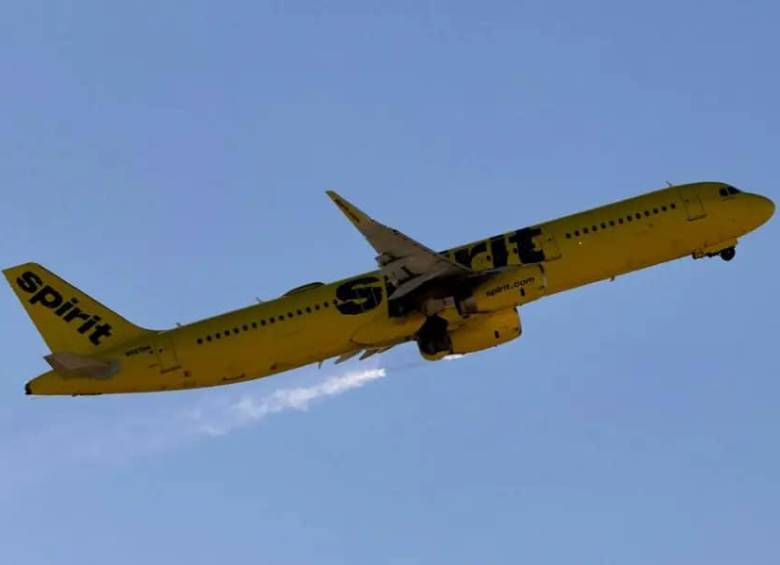 La aerolínea Spirit Airlines tampoco permitirá abordar a personas bajo los efectos del alcohol, que presenten enfermedades contagiosas, o si su comportamiento es violento o desenfrenado. FOTO: AFP