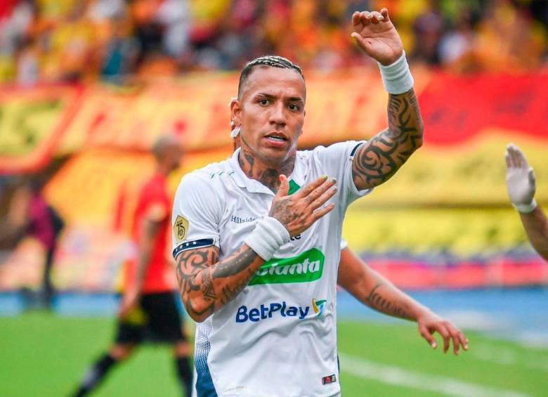 El delantero Dayro Moreno superó a Hugo Horacio Lóndero y es el tercer goleador de la historia en el fútbol colombiano. FOTO @ONCECALDAS