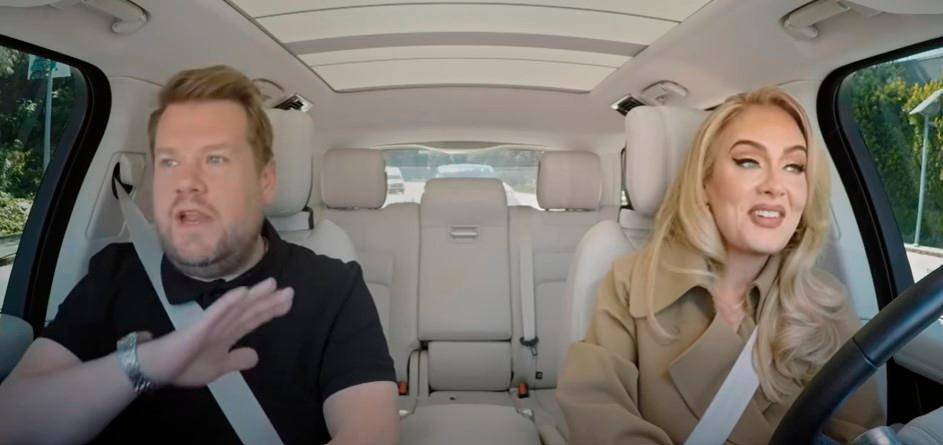 El presentador James Corden esta vez no manejó y su amiga Adele fue quien dirigió la entrevista. FOTO Captura de pantalla.