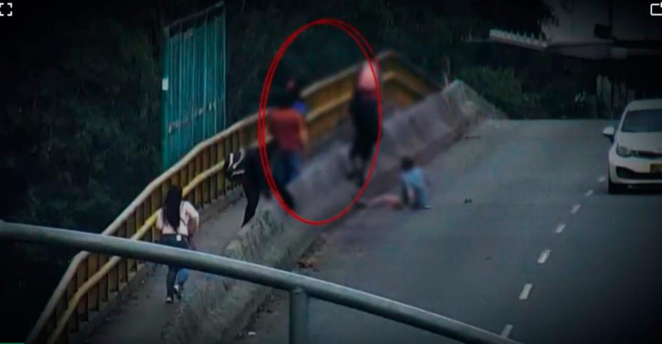 Este es el momento en que se presenta el hurto, sobre el puente de la Avenida Colombia, en inmediaciones de la urbanización Carlos E. Restrepo. FOTO: IMAGEN DE VIDEO