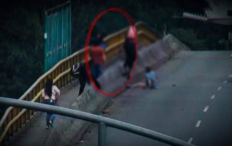 Este es el momento en que se presenta el hurto, sobre el puente de la Avenida Colombia, en inmediaciones de la urbanización Carlos E. Restrepo. FOTO: IMAGEN DE VIDEO