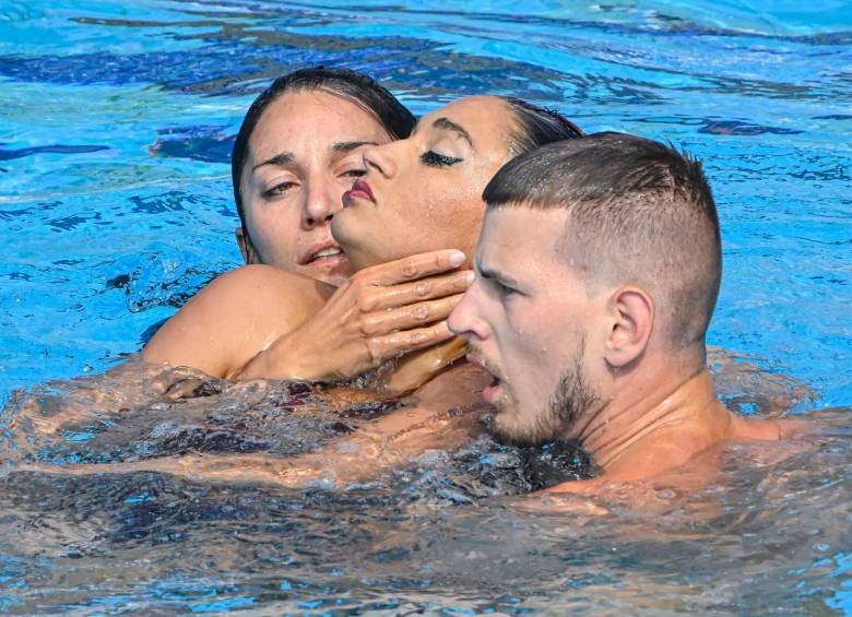 Este es el momento en el que Anita Álvarez es rescatada por su entrenadora tras perder el conocimiento, luego de realizar su rutina técnica en el Mundial de Budapest. FOTO: EFE 