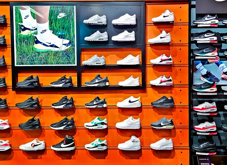 Nike y Adidas son las marcas de zapatos tenis más vendidas del mundo. FOTO: Depositphotos