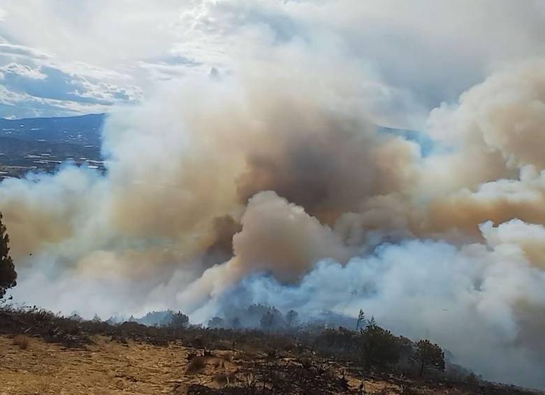 Desde el sábado se avanza en Villa del Leyva en tratar de controlar el incendio. Foto: redes