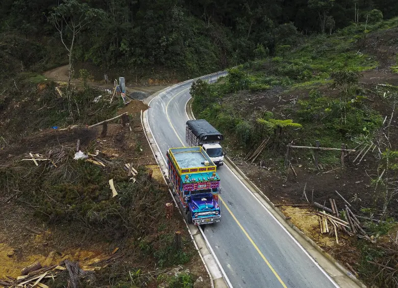 Imagen de referencia de una de las vías del departamento de Antioquia. FOTO: Manuel Saldarriaga