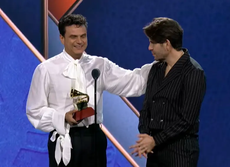 Silvestre Dangond y Juancho de la Espriella recibieron su Latin Grammy. FOTO Captura de pantalla