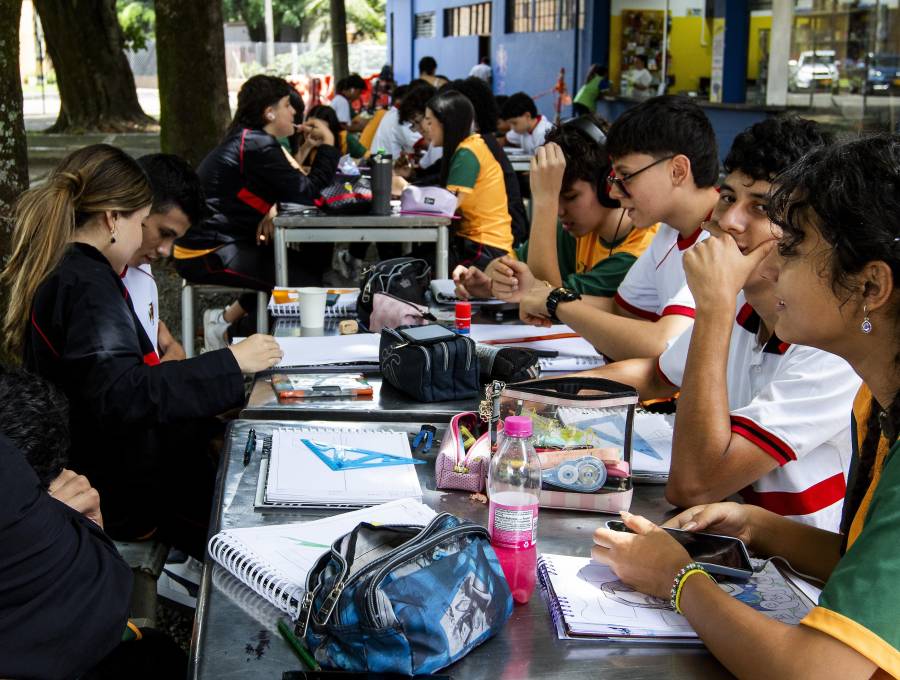 Niños y adolescentes usan herramientas digitales para estudiar en casa y el colegio, un escenario que exige acompañamiento y seguridad en el uso de la IA. FOTO Julio César Herrera