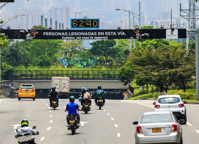 Se aproxima la prima y seguramente que no quiere dejársela al Tránsito. FOTO: EL COLOMBIANO