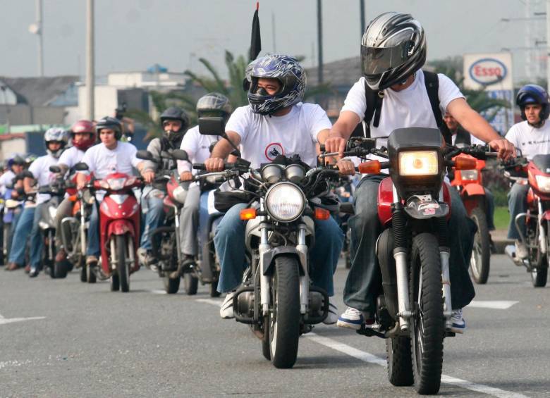 Al descuento se llegó después de los pedidos de los motociclistas y del gremio del sector transporte. FOTO: ARCHIVO EC