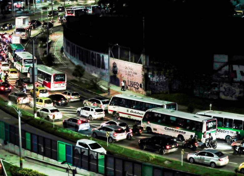 La congestión en horas pico puede extenderse por varios kilómetros del sur de Itagüí. Los pasajeros de las rutas de buses son algunos de los más afectados con la situación. FOTO Jaime Pérez Munevar