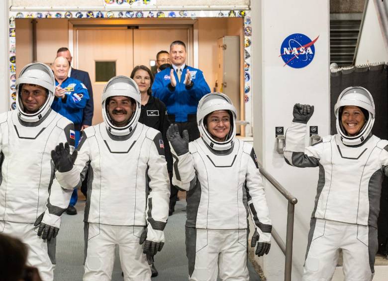 De izquierda a derecha, Andrey Fedyaev, Jack Hathaway, Jessica Meir y Sophie Adenot salen hacia la plataforma de lanzamiento en Florida, antes de despegar rumbo a la Estación Espacial Internacional en febrero. Foto: GETTY