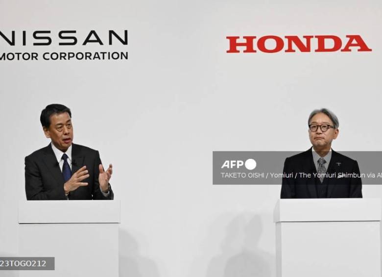 (De izquierda a derecha) El presidente de Nissan, Makoto Uchida, y el presidente de Honda, Toshihiro Mibe, asisten a una conferencia de prensa conjunta en Tokio el 23 de diciembre de 2024, en donde anunciaron que Honda y Nissan han iniciado conversaciones para fusionar sus negocios, y Mitsubishi Motors también está considerando unirse a las dos compañías FOTO: AFP.